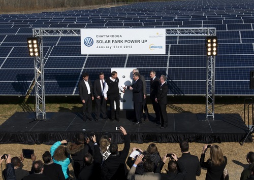From left to right: Dr. Andreas Haenel, Phoenix Solar AG/ Jim Coppinger, Mayor Hamilton County/ Frank Fischer, Volkswagen Chattanooga/Matt Kisber, Silicon Ranch/ Ron Littlefield, Mayor Chattanooga/Wolfram Thomas, Volkswagen AG/ Dr. Murray Cameron, Phoenix Solar Inc.